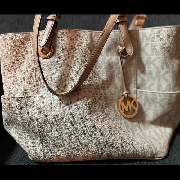 Michael Kors Handbags - Cream colored Michael Kors purse Michael Kors Handbags - Cream colored Michael Kors purse